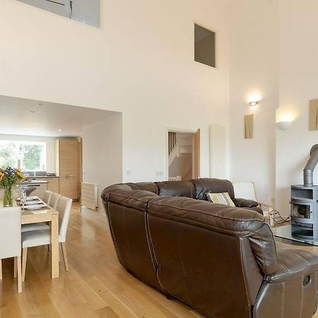 Cotswolds Lake Side Home With Luxury Spa Swallows Nest,Lower Mill Estate, Lakeside Home And Spa With A Harry Potter Cupboard Under The Stairs Somerford Keynes Zewnętrze zdjęcie