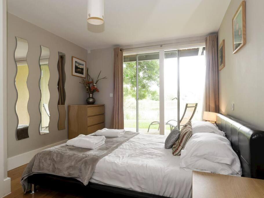 Cotswolds Lake Side Home With Luxury Spa Swallows Nest,Lower Mill Estate, Lakeside Home And Spa With A Harry Potter Cupboard Under The Stairs Somerford Keynes Zewnętrze zdjęcie