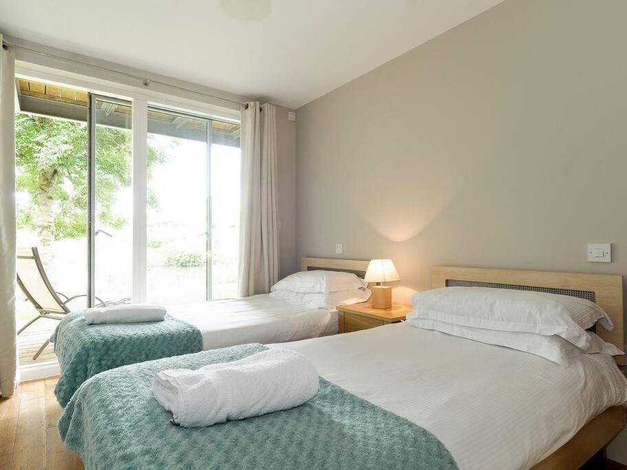 Cotswolds Lake Side Home With Luxury Spa Swallows Nest,Lower Mill Estate, Lakeside Home And Spa With A Harry Potter Cupboard Under The Stairs Somerford Keynes Zewnętrze zdjęcie
