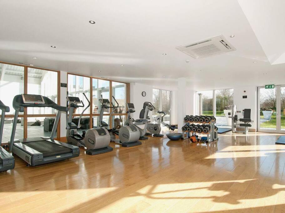 Cotswolds Lake Side Home With Luxury Spa Swallows Nest,Lower Mill Estate, Lakeside Home And Spa With A Harry Potter Cupboard Under The Stairs Somerford Keynes Zewnętrze zdjęcie