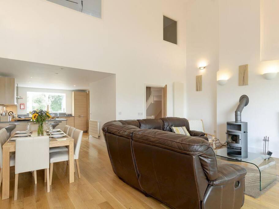 Cotswolds Lake Side Home With Luxury Spa Swallows Nest,Lower Mill Estate, Lakeside Home And Spa With A Harry Potter Cupboard Under The Stairs Somerford Keynes Zewnętrze zdjęcie