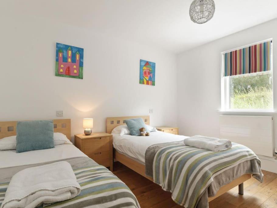 Cotswolds Lake Side Home With Luxury Spa Swallows Nest,Lower Mill Estate, Lakeside Home And Spa With A Harry Potter Cupboard Under The Stairs Somerford Keynes Zewnętrze zdjęcie