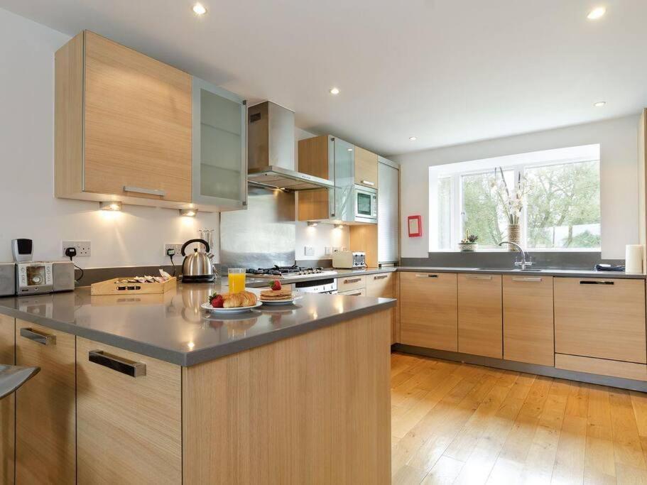 Cotswolds Lake Side Home With Luxury Spa Swallows Nest,Lower Mill Estate, Lakeside Home And Spa With A Harry Potter Cupboard Under The Stairs Somerford Keynes Zewnętrze zdjęcie