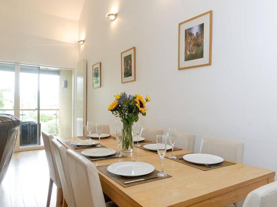 Cotswolds Lake Side Home With Luxury Spa Swallows Nest,Lower Mill Estate, Lakeside Home And Spa With A Harry Potter Cupboard Under The Stairs Somerford Keynes Zewnętrze zdjęcie