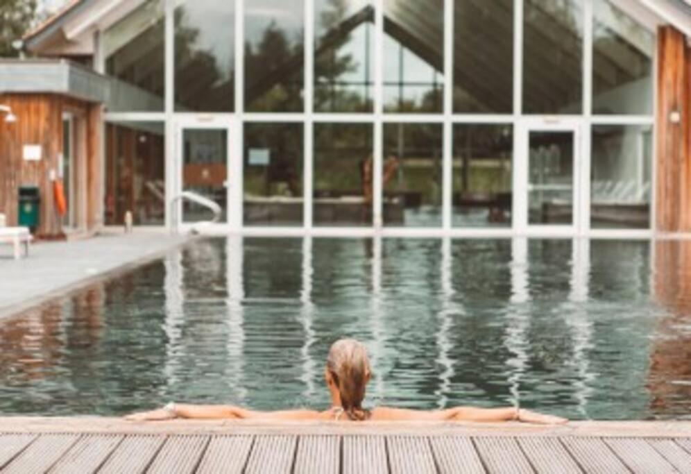 Cotswolds Lake Side Home With Luxury Spa Swallows Nest,Lower Mill Estate, Lakeside Home And Spa With A Harry Potter Cupboard Under The Stairs Somerford Keynes Zewnętrze zdjęcie